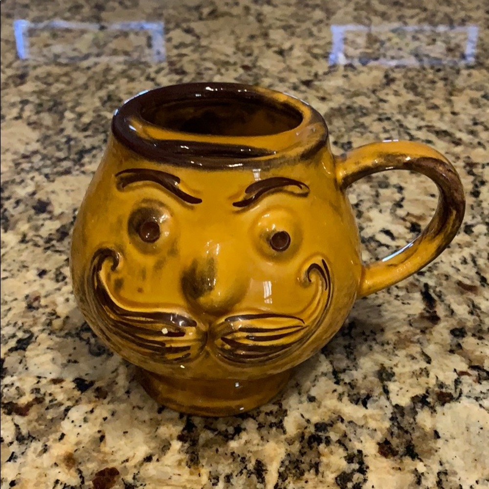 Monopoly man coffee mug. Small chip